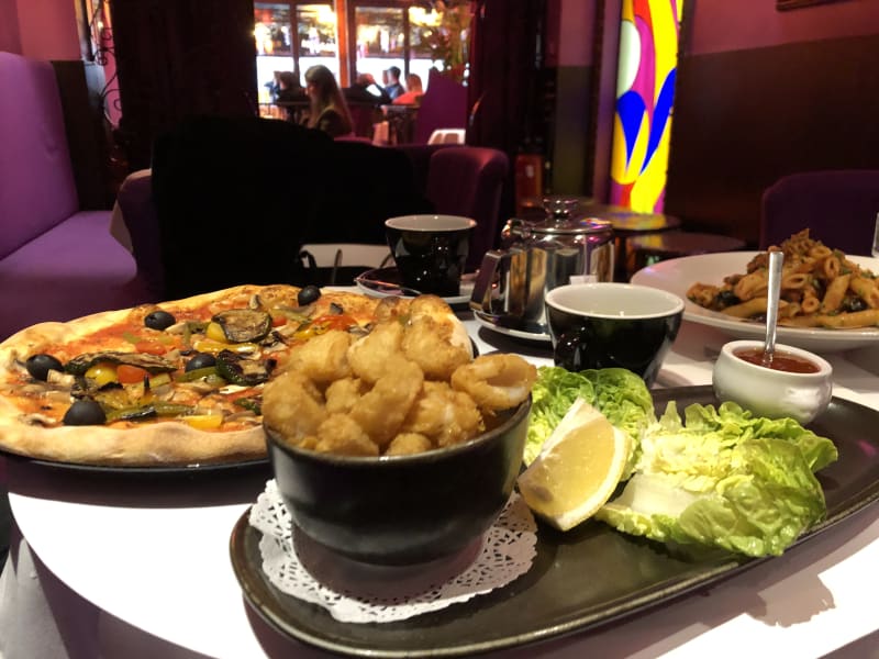 Pizza, calamaris en pasta tonijn - La Flamme, Paris