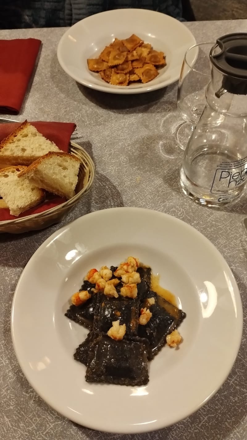 Ravioli al nero di seppia, ripieni di pesce con gamberoni e burro agli agrumi - Le Vigne, Turin