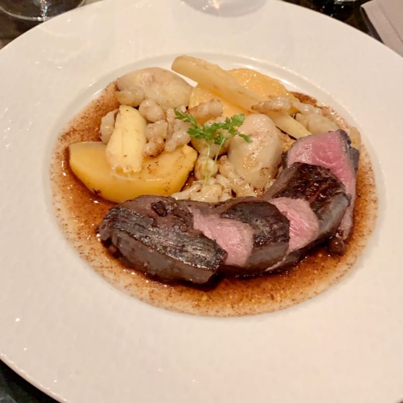 Filet mignon de biche au cassis, légumes oubliés - Le Mont Aimé