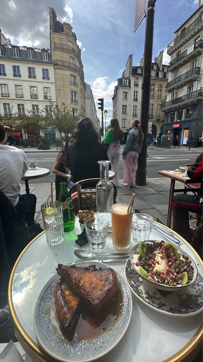 Le Bûcheron, Paris