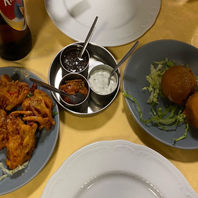 Alu bonda e pakora. Ottime! Consigliatissime, in particolare pakora (verdure in pastella) erano le nostre preferite. Salsine super - Bombay Tandoori Ristorante Indiano, Genoa