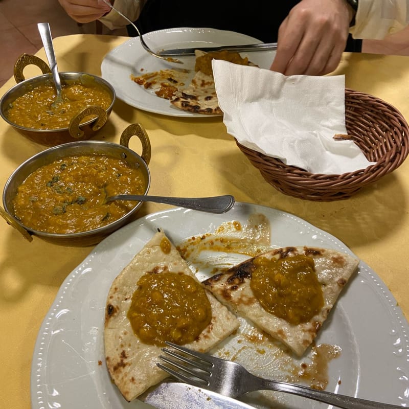 Lenticchie e focaccia favolose! In particolare le lenticchie sono cucinate in maniera squisita con spezie e salsa divine! - Bombay Tandoori Ristorante Indiano, Genoa