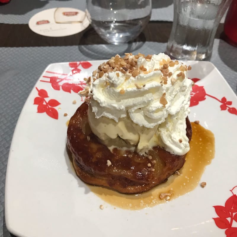 Une tarte tatin parfaite et tiède avec sa glace vanille et une bonne dose de chantilly un parfait équilibre pour un dessert  - La Maison, Dunkerque