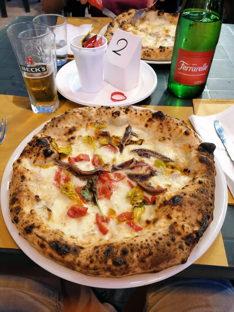 Pizza fiori di zucca e alici - Civico 90 - Pizzeria Antipasteria Sabaudia, Sabaudia