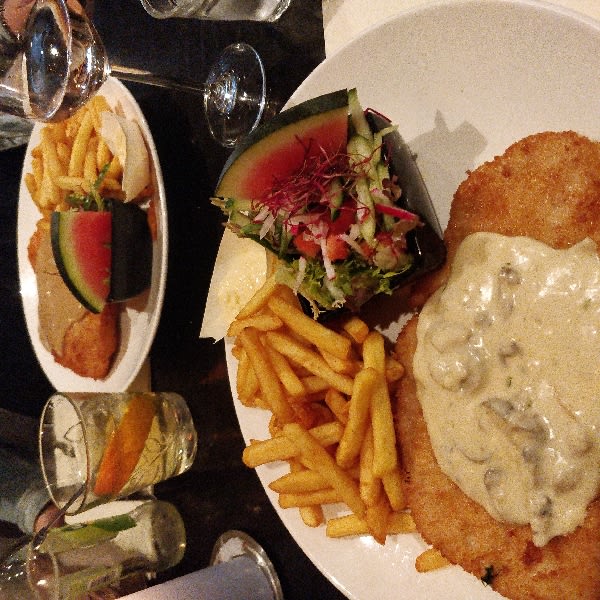 Wiener schnitzel met champignonsaus - Hagenouw Eten en Drinken, Utrecht