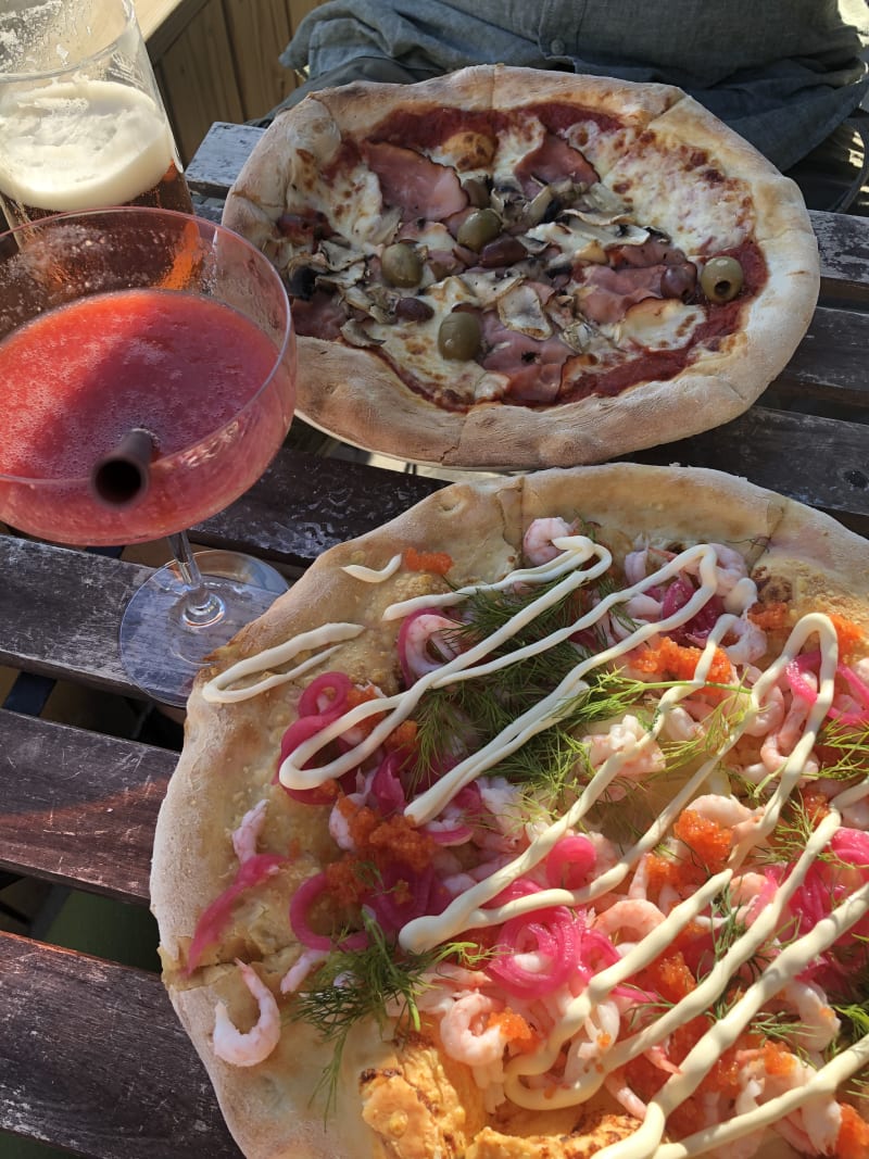 En gästspelspizza från Västkusten och en Capr. - Vår Pizza Barkarby