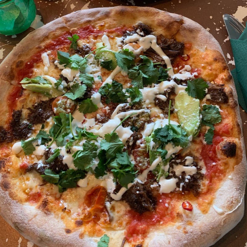 Tomatsås, mozzarella, barbacoa, salsa verde, picklad chili, körsbärstomater, avokado, koriander & Crème fraîche - Vår Pizza Barkarby