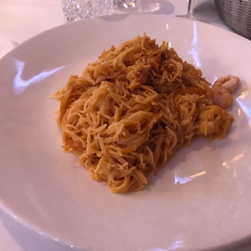 Fideuá fideo cabellín con rape y gambas - El Pequeño Barco, Madrid