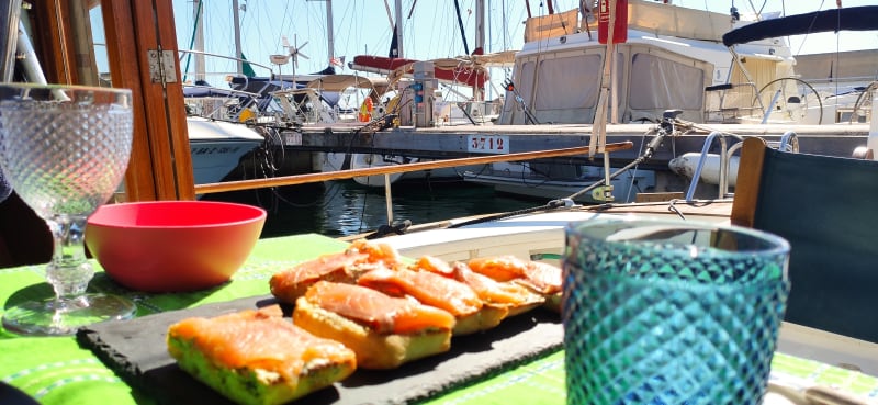 Tosta de salmó fumat amb crema de formatge al pesto   - Urània II, Llança