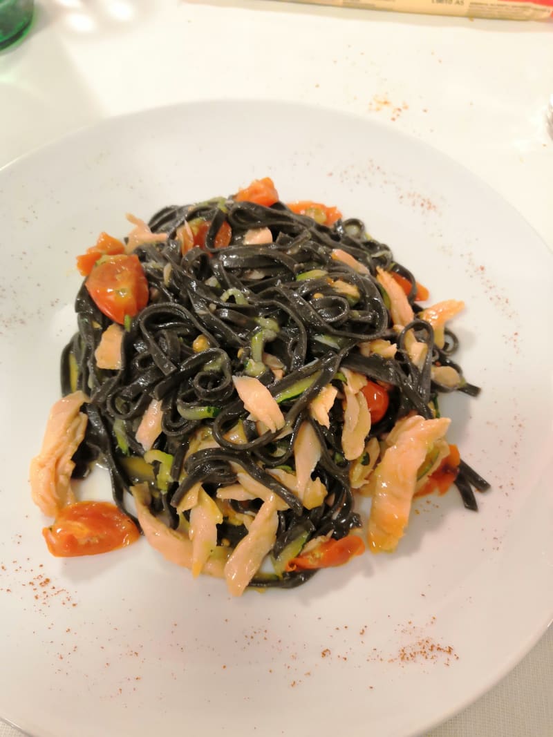 Tagliolini Al Nero Di Seppia Con Salmone E Zucchine - Al Fogher, Treviso