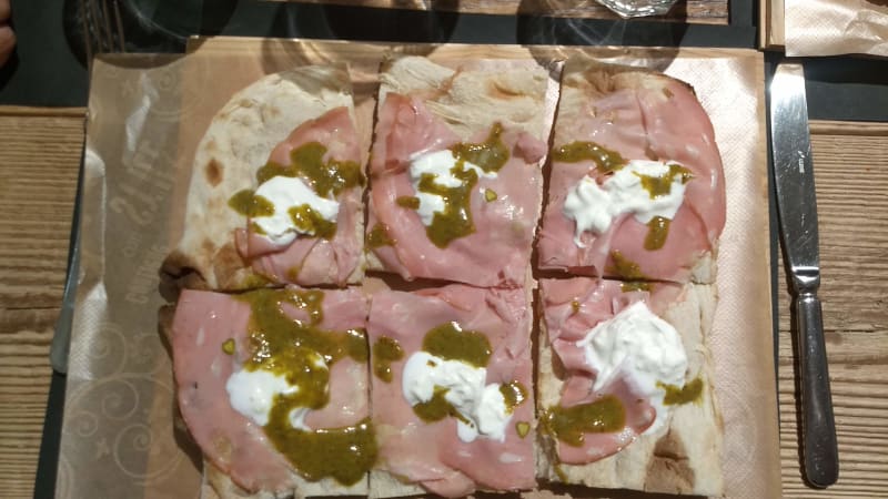 pinsa con mortadella,straccitella e crema al pistacchio - Vistrò - Wine & Bistrò