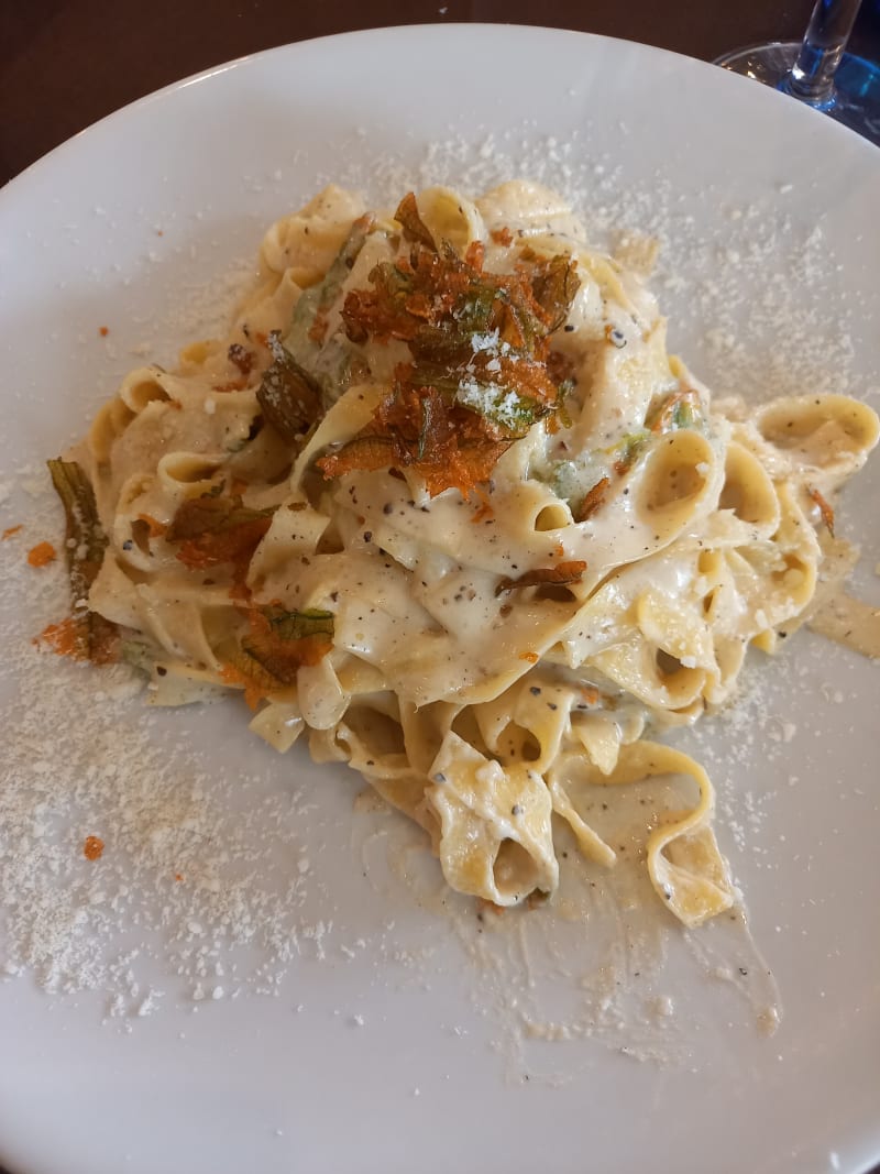 Fettuccine cacio, pepe e fiori di zucca croccanti - Tiresia Trattoria-Pizzeria- B&B