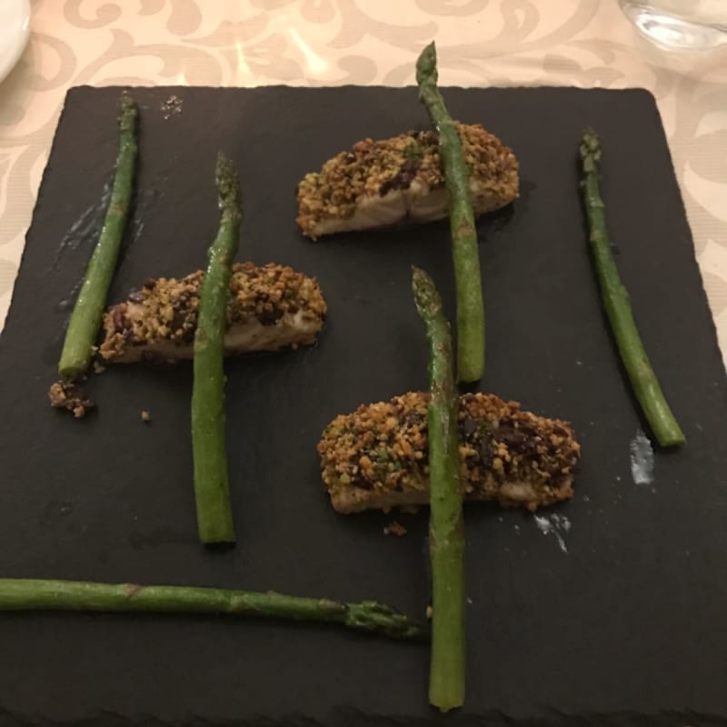 Branzino in crosta di pistacchio con asparagi croccanti - Morlacchi