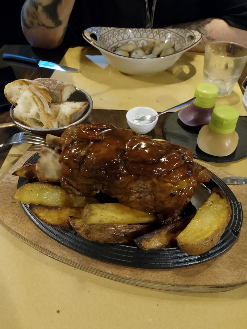 Stinco di maiale alla birra con crauti e patate al forno - Klec, Turin