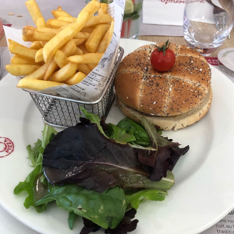 Plat très rassasiant (je n’ai pas pu tout finir) et très bon. Le pesto dans le burger donne du peps à l’ensemble. Je me suis régalée ! - Signorizza