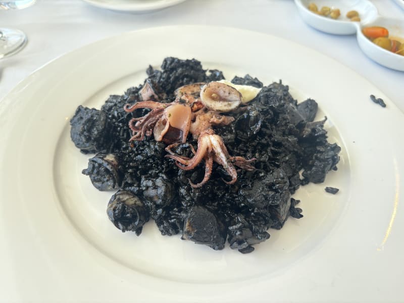 Arroz negro de calamarcitos de playa - El Mirador, Sitges