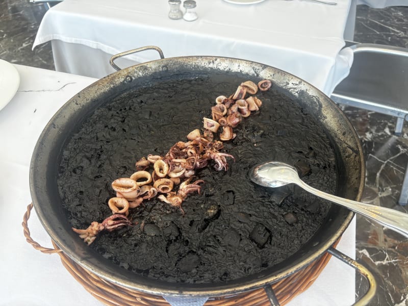 Arroz negro de calamarcitos de playa - El Mirador, Sitges