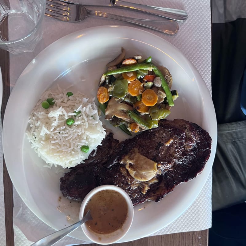 Un buen plato, la carne en su punto y las verduras deliciosas  - Café Montmartre, Paris