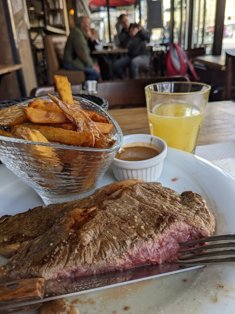 Bifsteack et frites maison - Café Montmartre, Paris