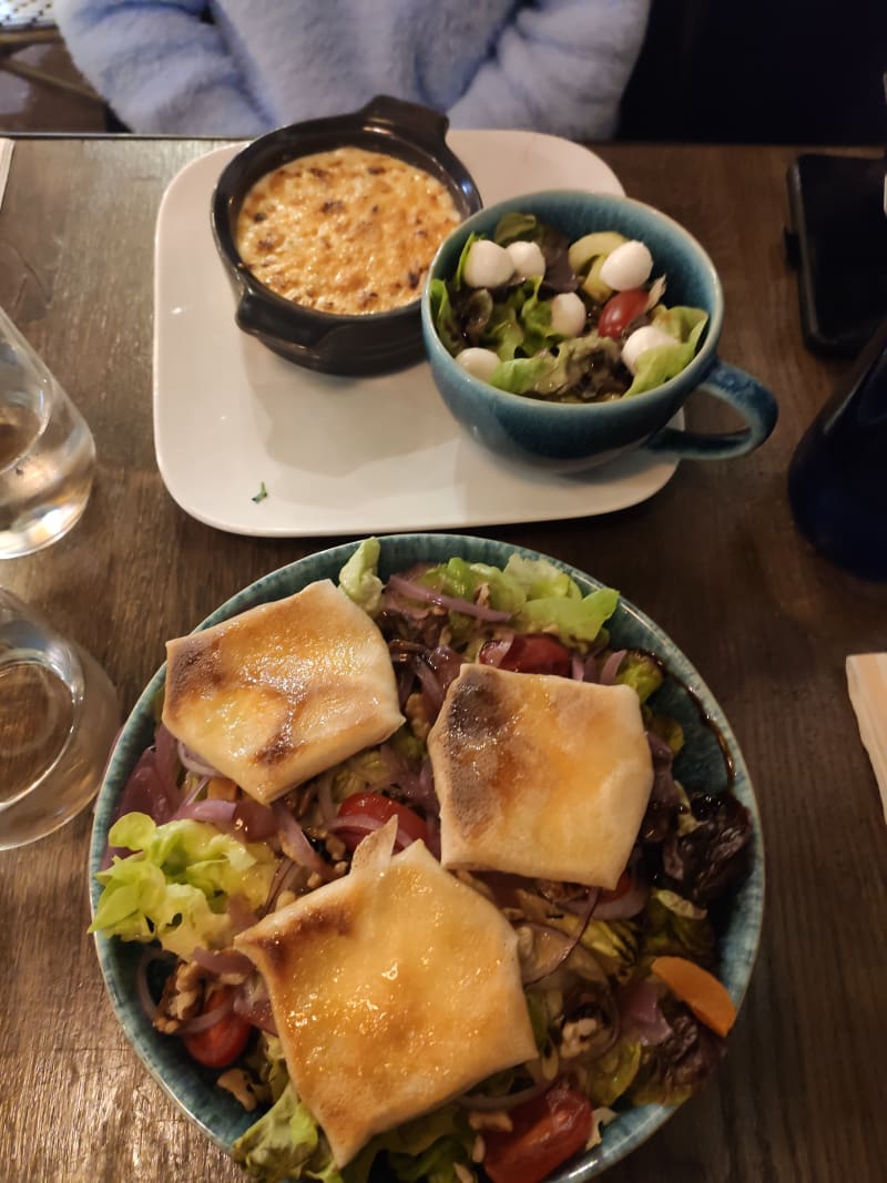 Salade De Chèvre Chaud Et Ravioles  - Chez Bouche, Levallois-Perret