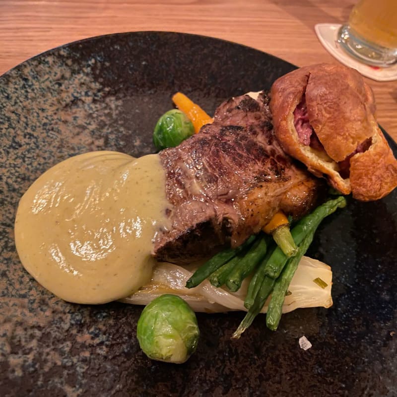 Geen bavette, maar entrecôte met een rilette van Iberico en sauce béarnaise (en heerlijke, beetgare seizoensgroenten) - Dinercafé De Markies, Groningen