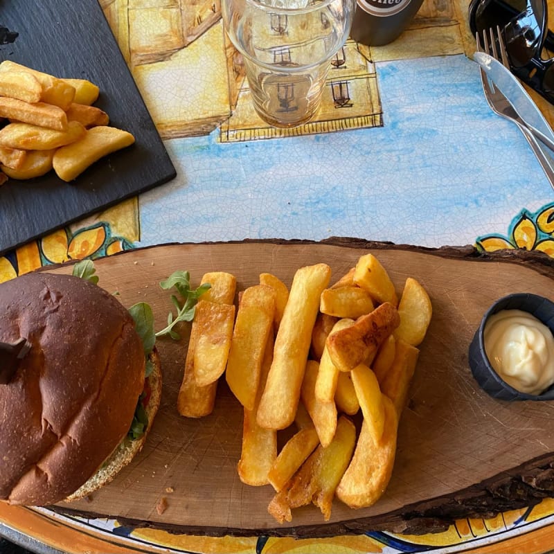 Simpel belegd bietenhamburger. Tomatenketchup, mayonaise, plakje gesmolten kaas en blad sla. Ik miste een augurkje. Iets zuurs erbij smaakt het voor mij nog lekkerder. Broodje was gelang geroosterd. - Aan tafel, Lunteren