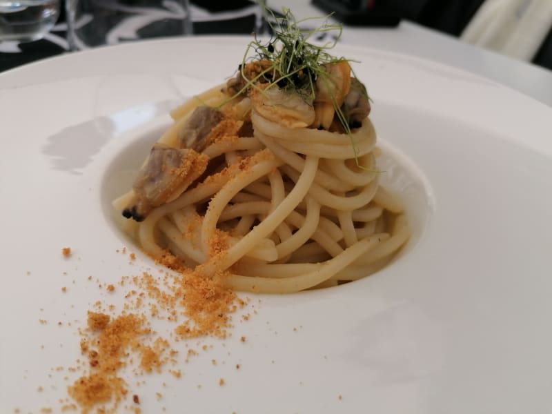 Spaghettoni con vongole e bottarga - Tiara