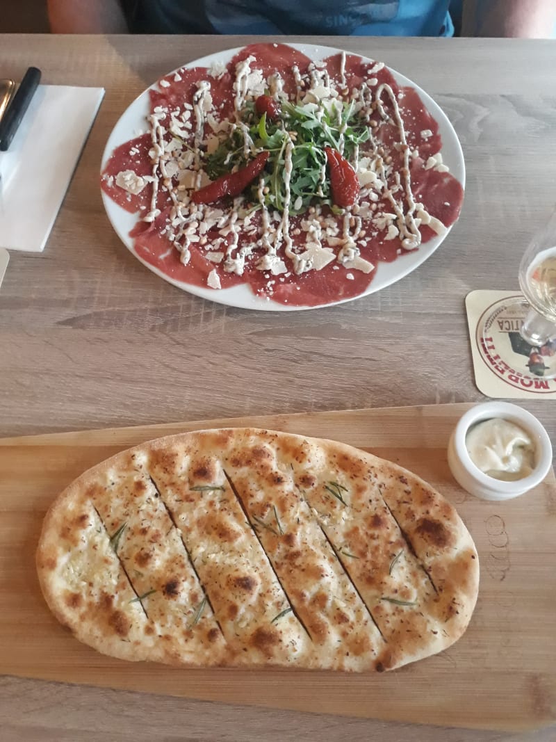 Voorgerechten Carpaccio en focaccia : beide erg lekker! - Ignite, Haarlem