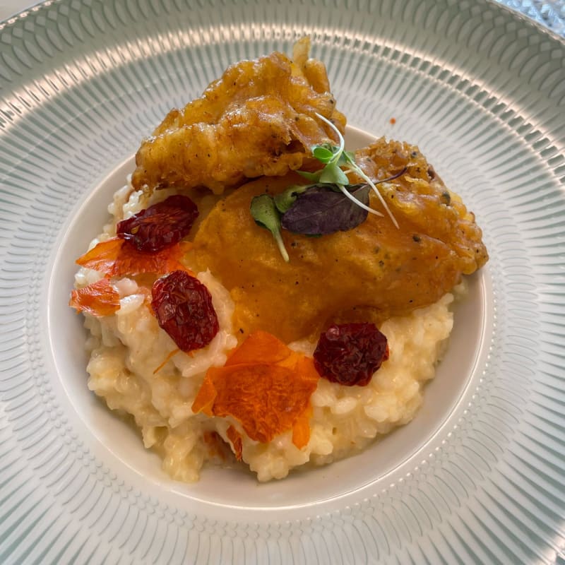 Achei que tinha muito risoto de tomate seco para pouco peixe. Mas estava muito bom!!!  - Las Nubes - El Corte Inglés Lisboa, Lisbon