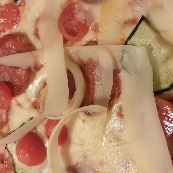 Pizza vetrina: zucchine pomodorini grana e salamino piccante - La Rotonda