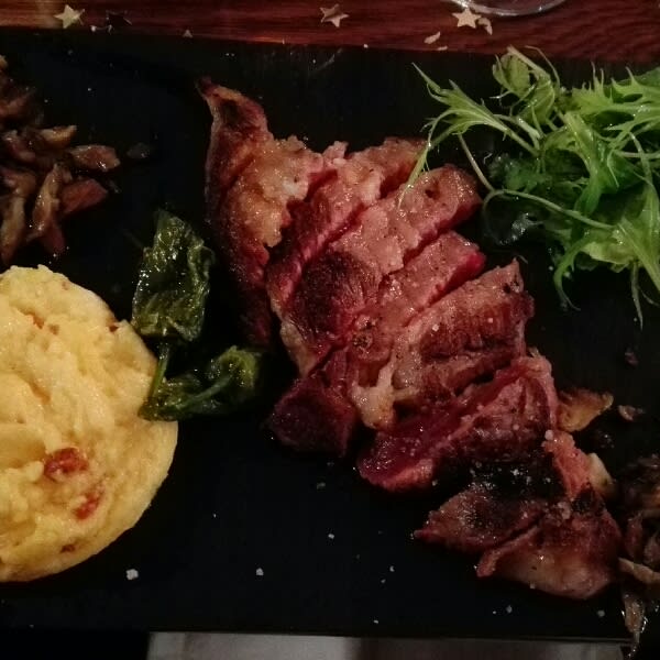 viande très raffinée et extrêmement tendre et polenta originale et très bonne au chorizo - Chez Léna et Mimile, Paris