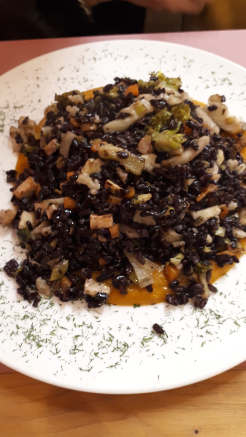 Riso nero saltato con verdure e tofu su letto di crema di zucca - Silene, Vicenza