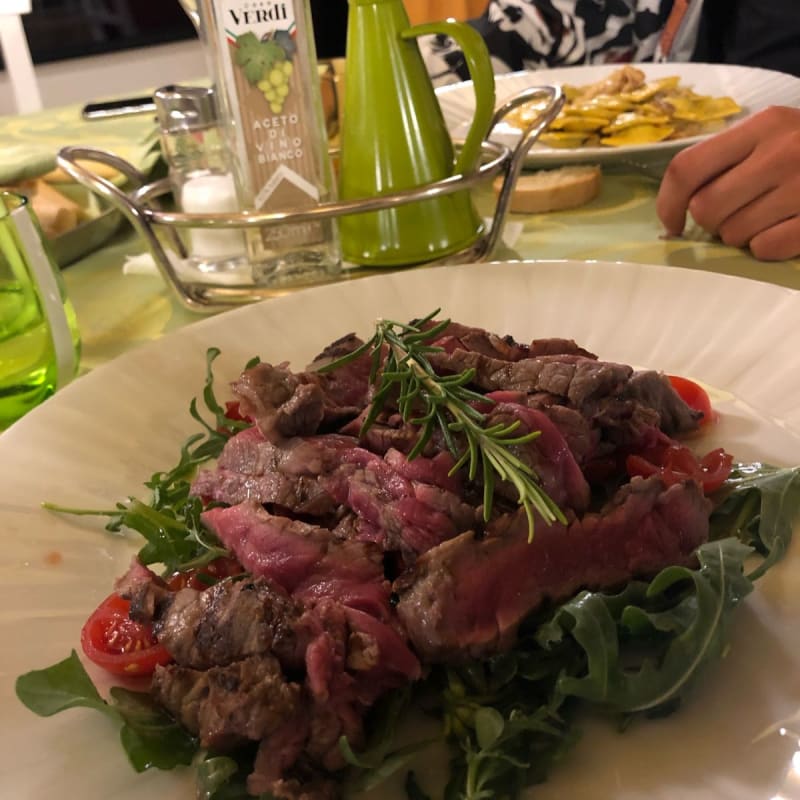 Ravioli ricotta e spinaci con funghi porcini e tagliata di manzo con rucola e pomodorini - Borgo di Celle