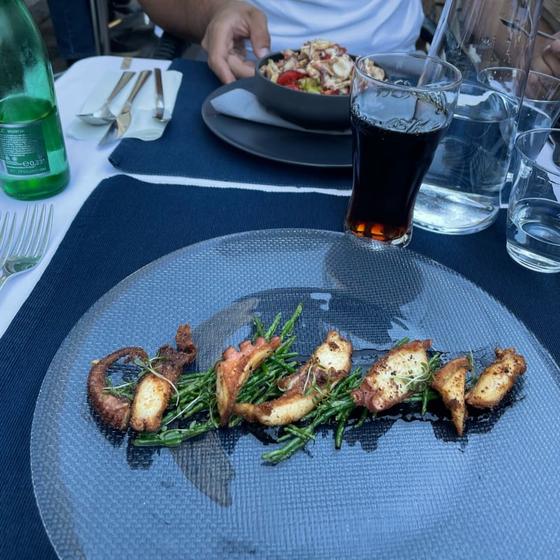 Knuspriger Oktopus mit Spargel aus dem Meer,Sepia-Tinte - Fischrestaurant Luka's & Co, Vienna