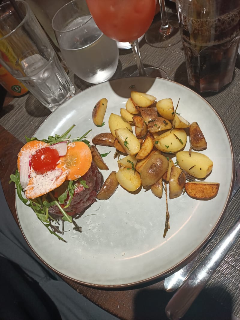 Tagliata dl manzo, patate novelle al rosmarino - Via del Gusto, Paris