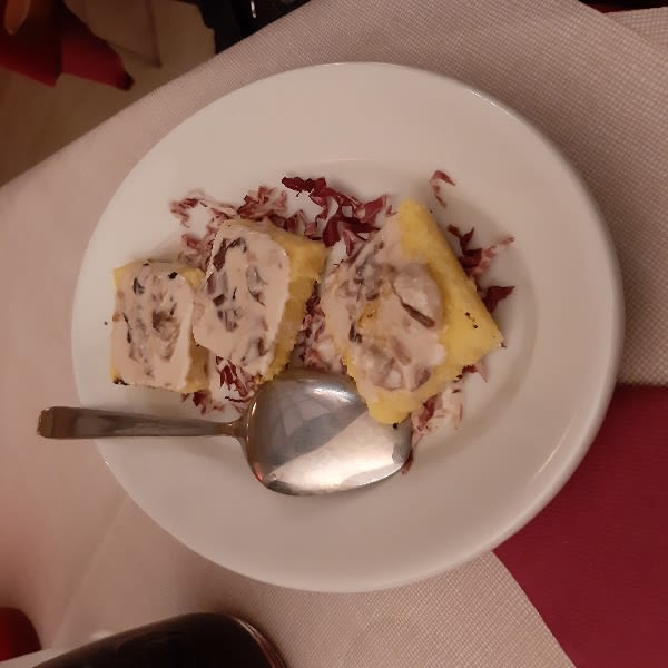 Polenta gorgonzola e radicchio. Fa parte dall'antipasto i bruschettieri - I Tre Bruschettieri