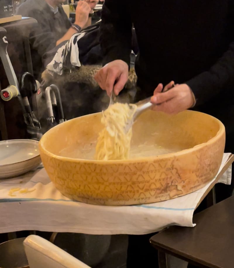 Preparation des pâtes dans la meule - Romantica Caffé - Invalides, Paris