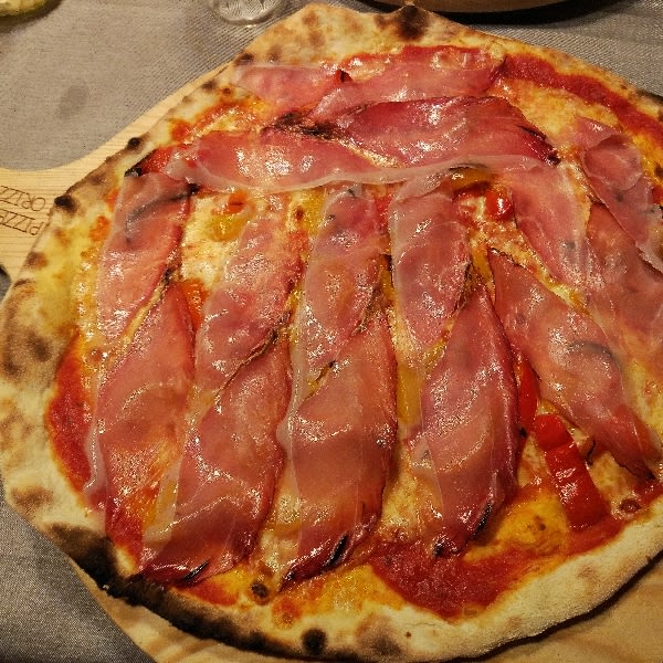 Pizza sul tagliere ...ottima - Gli Orizzonti