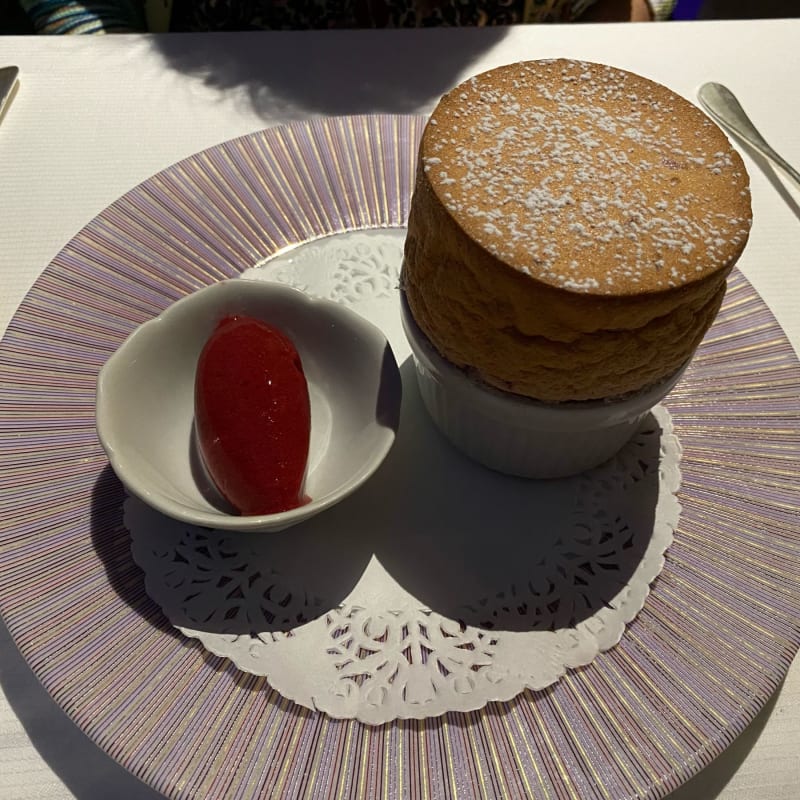 Souffler framboise accompagné de son sorbet framboise   - Le Pergolèse - Stéphane Gaborieau, Paris