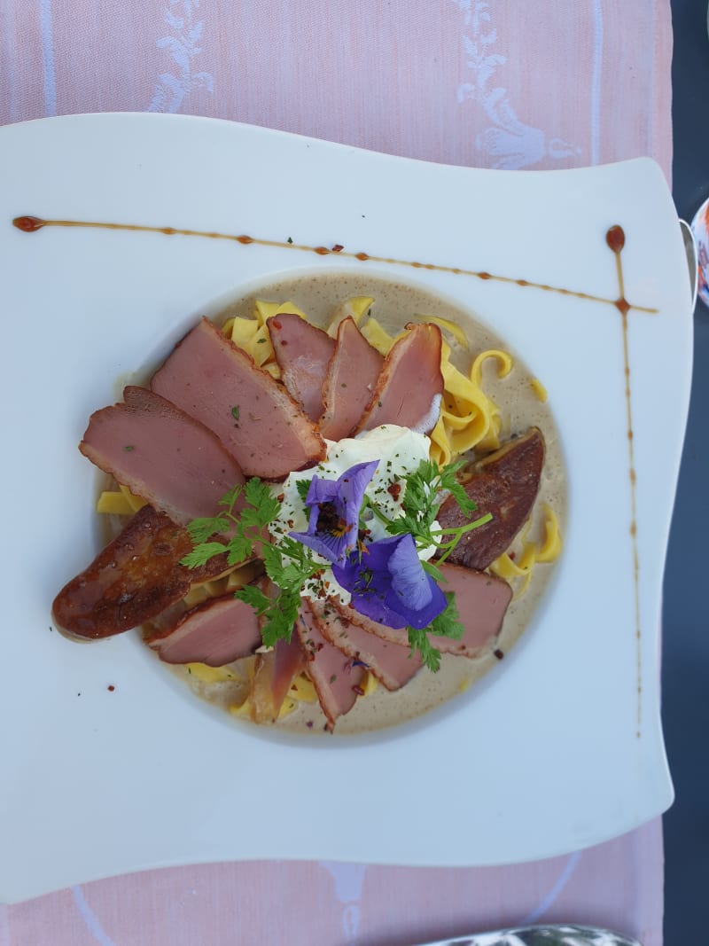 Pâtes La Gourmande : Tagliatelle au foie gras de canard poêlé et magret fumé - Auberge Communale de Gilly