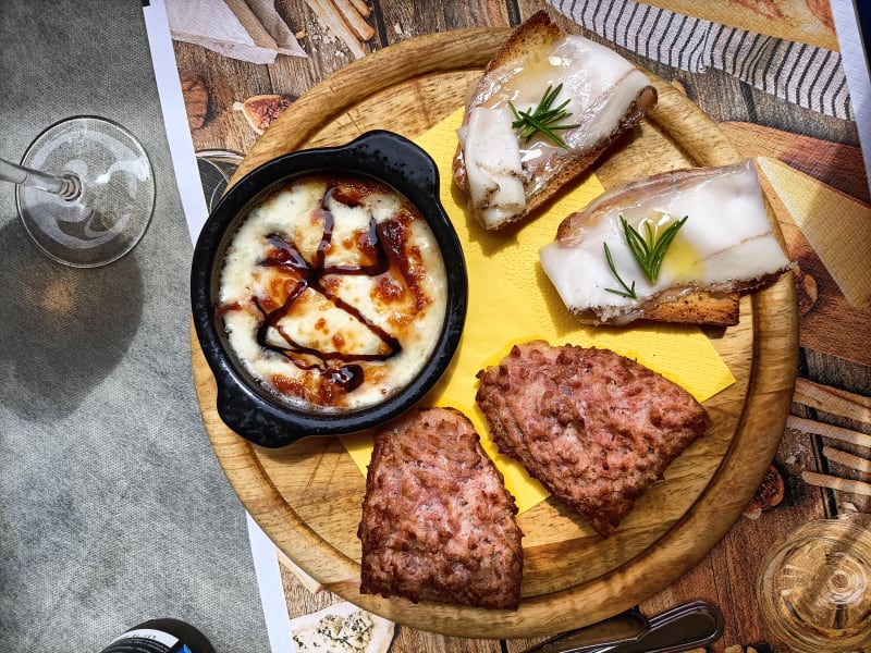 Bruschette al lardo di Colonnata  e salsiccia di cinta e stracchino, con pecorino pisano al forno - Hosteria "da Fermento", Pisa