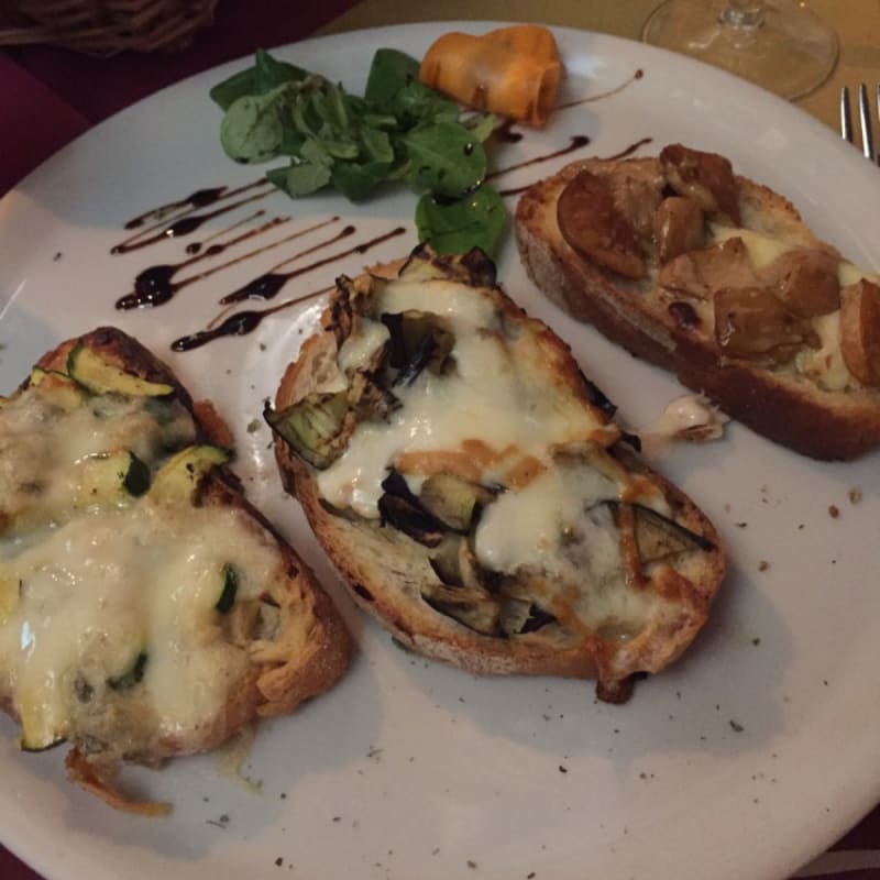 Crostoni di pane con formaggio fuso, verdure grigliate (zucchine e melanzane) e porcini. Molto buono. - Carlsberg Ol, Milan