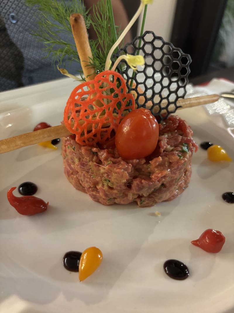 Tartare de bœuf « préparé par le Chef », frites et salade, version classique ou Attila (fortement relevé avec picquillos) - Au Boeuf