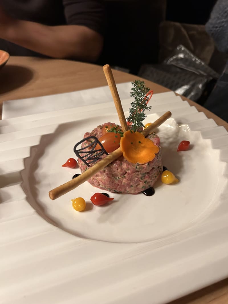 Tartare de bœuf « préparé par le Chef », frites et salade, version classique ou Attila (fortement relevé avec picquillos) - Au Boeuf