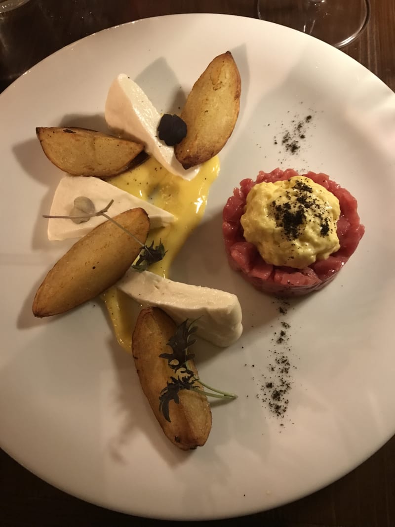 Tuma, patate e aioli e carne cruda di vitella - Locanda del Falco