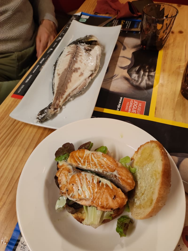 Orata al forno e hamburger di salmone  - El Racó de la Xeli, Figueres