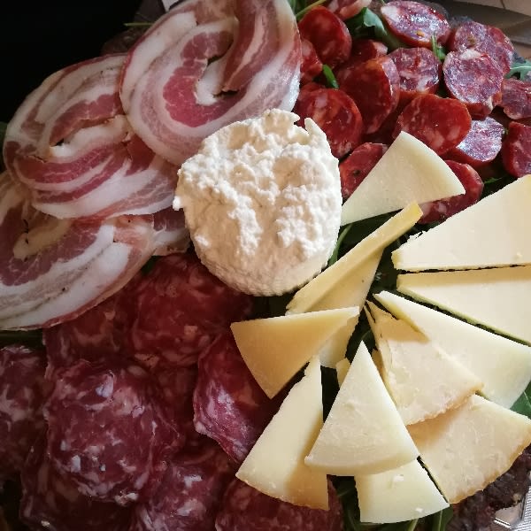 tagliere di un super antipasto della casa - Casale San Lorenzello