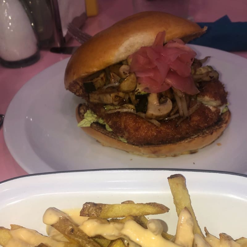 Japanese burger + french fries with cheddar - HD Diner Rivoli, Paris