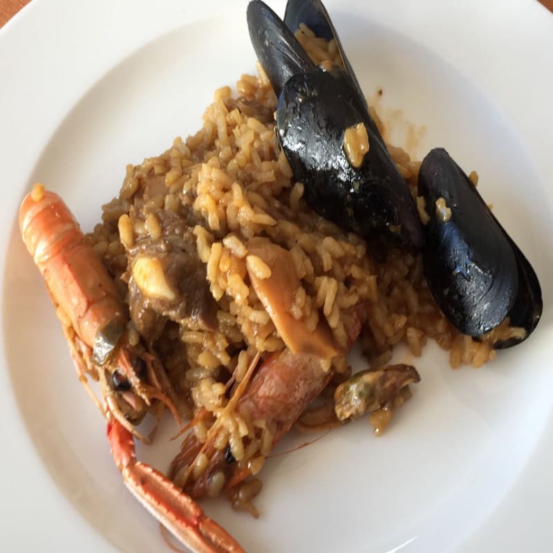 Que bonita queda la paella en fondo blanco !!! - Miralles, Llança