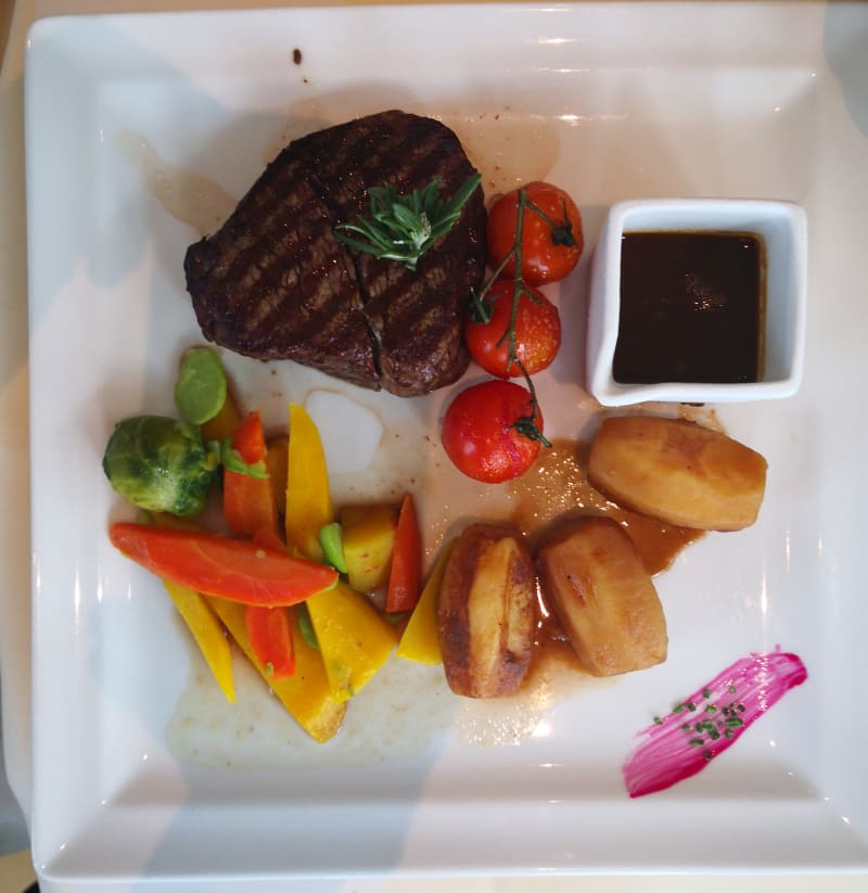 Filet de bœuf et son jus au pinot noir et échalotes confites Pommes de terre cocotte et légumes du marché, 45 CHF - Eden Palace - Chez Gaston, Montreux